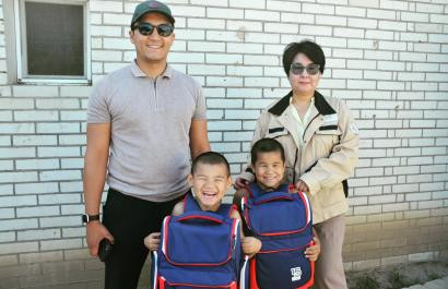 В Атырау 100 рюкзаков с учебными принадлежностями получили дети из многодетных семей